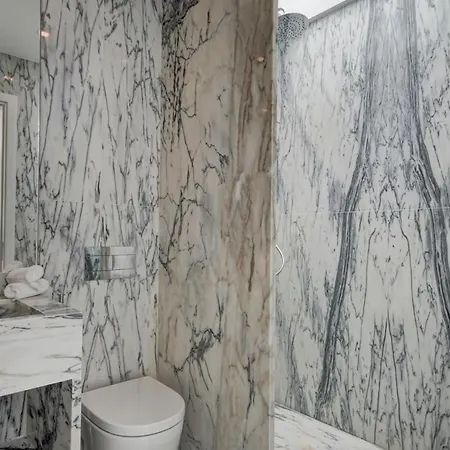 Marvila Town House Sleeps 10 With Pool Air Con And Wifi בית נופש